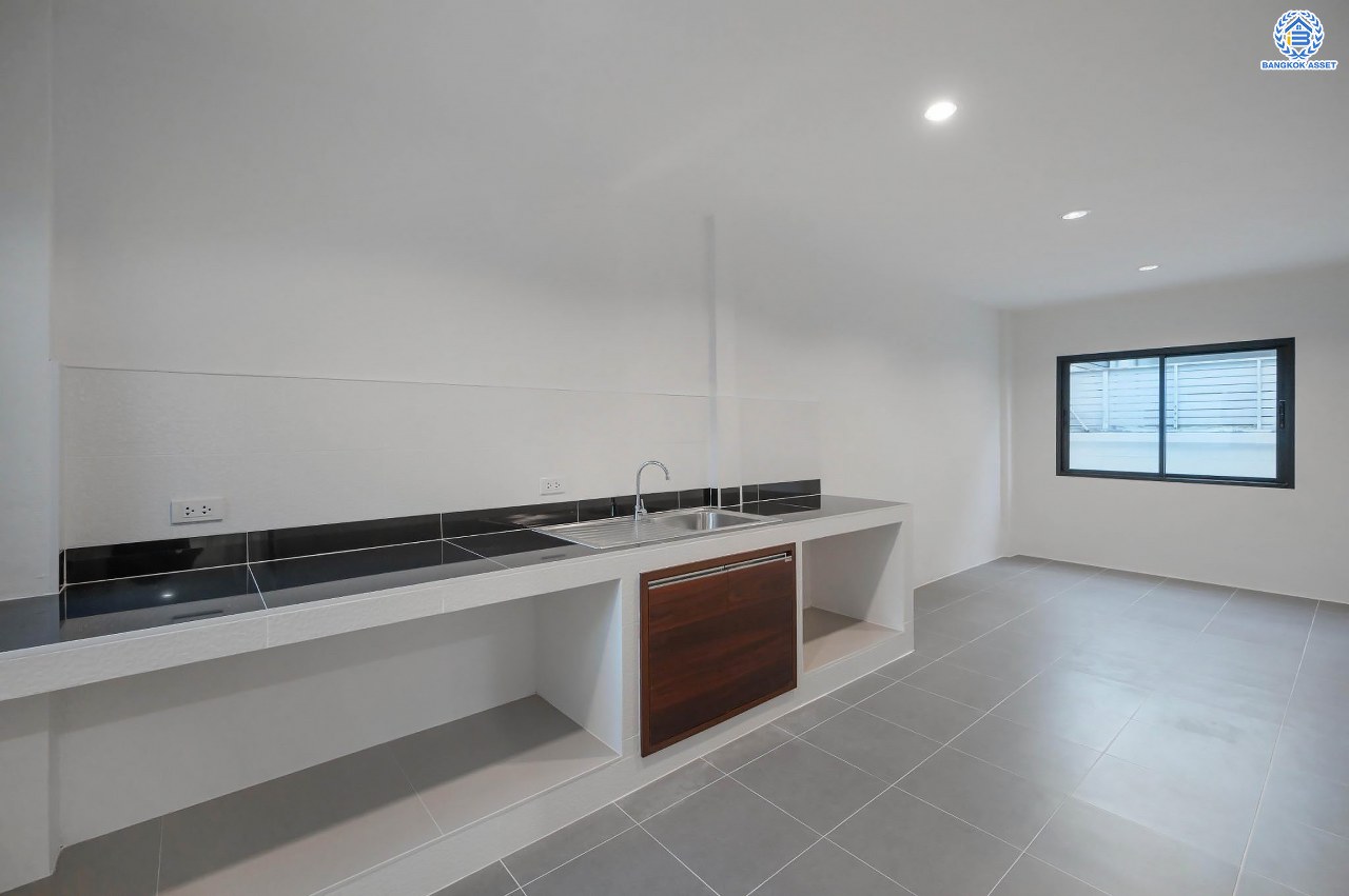 บ้านมือสองตกแต่งใหม่ โครงการ ลภาวัน9 ชัยพฤกษ์-ปากเกร็ด เนื้อที่ 71.9 ตร.ว. ฟังก์ชัน 3 ห้องนอน 3 ห้องน้ำ 1 ห้องอเนกประสงค์ 2 ที่จอดรถ ภายในบ้านกว้างขวาง ตอบโจทย์ทุกคนในครอบครัว บนทำเลที่ดีที่สุด เดินทางสะดวก เชื่อมต่อเมือง ใกล้เซ็นทรัลแจ้งวัฒนะ โรบินสัน ไลฟ์ไตล์ ราชพฤกษ์ และรถไฟฟ้าสายสีม่วง "สถานีบางพลู"